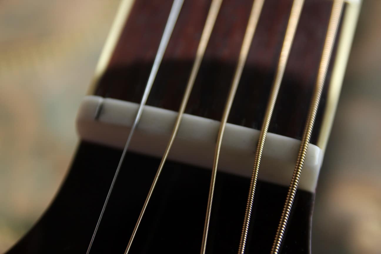 Comment remplacer les cordes d'une guitare acoustique ?