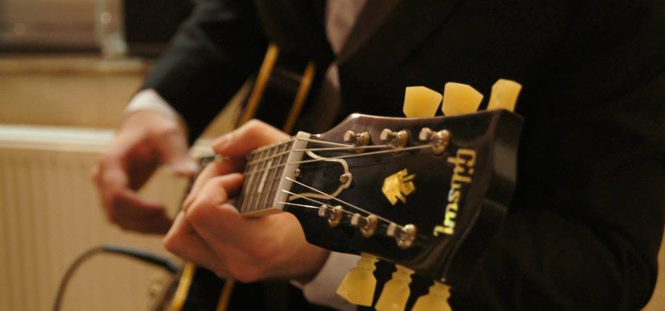 Alex Farran et sa guitare Gibson LesPaul.