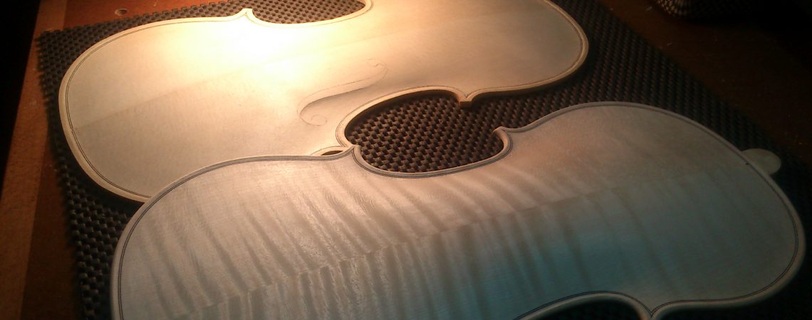 Commander un instrument : La réalisation de la table et le fond d'un violon.
