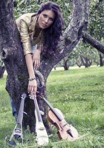 Stefaniya Lushchevskaya est une violoniste russe qui évolue dans un contexte de cross-over classique : elle utilise des instruments électriques et acoustiques.