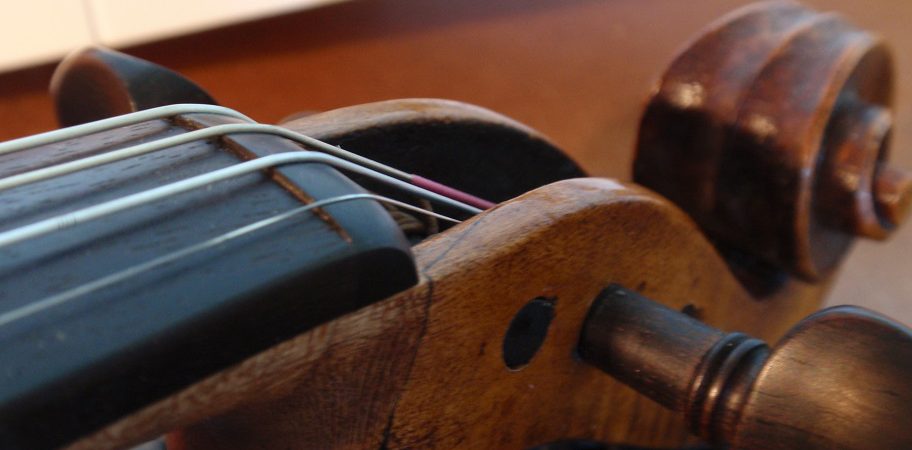 La jonction entre le manche, la touche et le sillet est une partie très importante pour le confort du musicien.