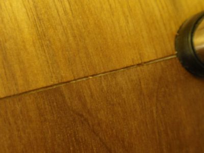 Les joints des placages sont assez pauvrement réalisés