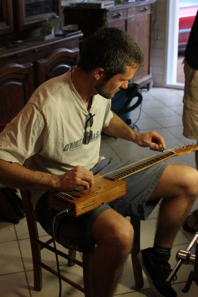 Xavier essayant la guitare avec le bottleneck.