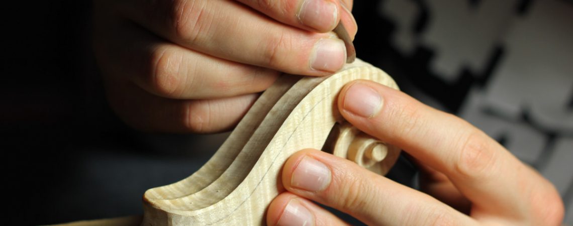 Violin-making lessons and internships to discover the tools and handicraft.