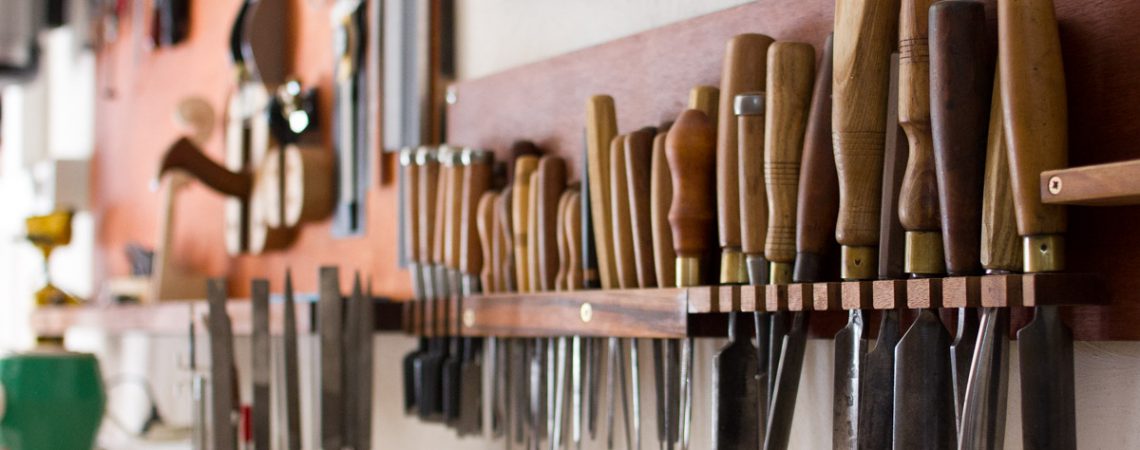 Rangée d'outils dans l'atelier de lutherie d'art