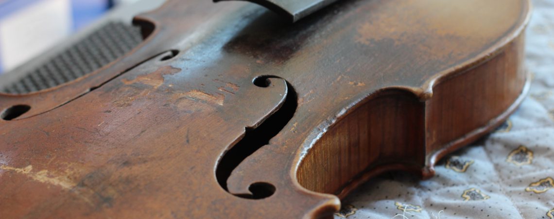 Ce violon a bien besoin d'une réparation, on peut même parler ici d'une restauration.
