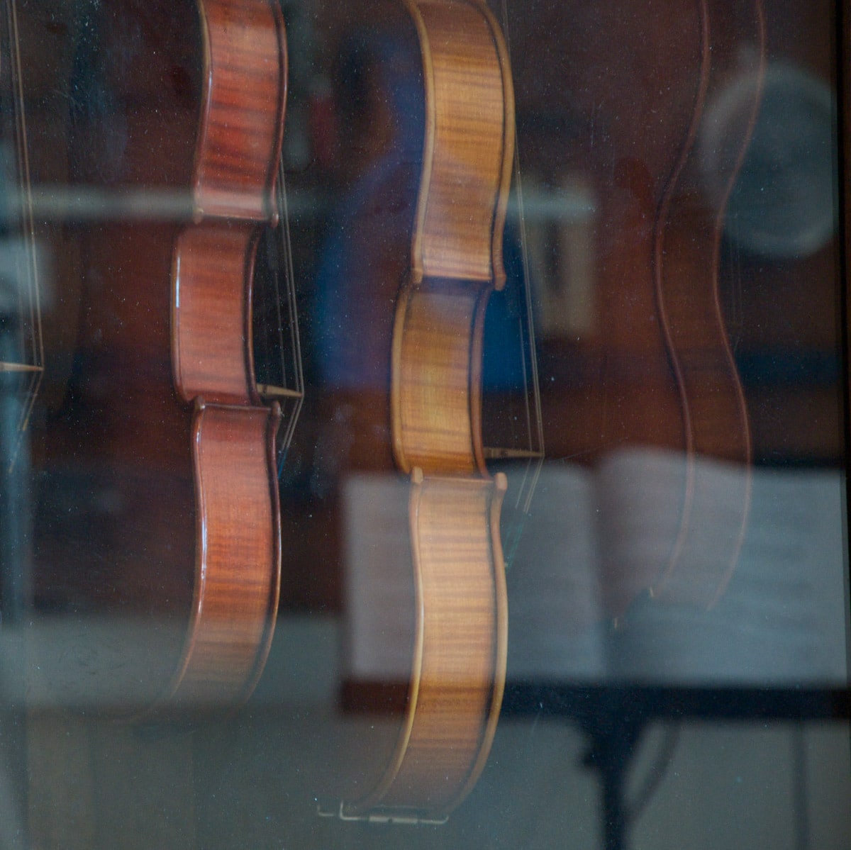 Des violons dans l'atelier, prêt à être joués.