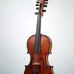 Le violon d'amour, une adaptation de la viole d'amour.