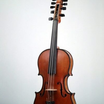 Le violon d'amour, une adaptation de la viole d'amour.