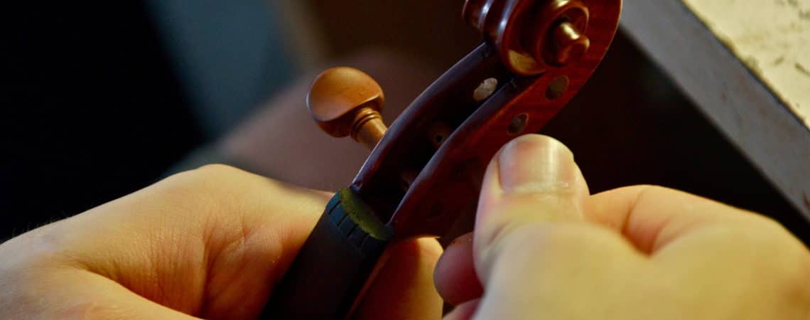 Qui est le luthier du quatuor, que fait-il et surtout : pourquoi un nom pareil ?