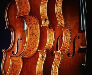 Ces célèbres instruments décorés par Antonio Stradivari sont dotés de petites incrustations en nacre dans leurs filets.