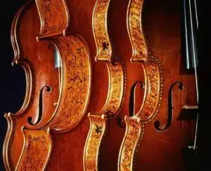 Ces célèbres instruments décorés par Antonio Stradivari sont dotés de petites incrustations en nacre dans leurs filets.