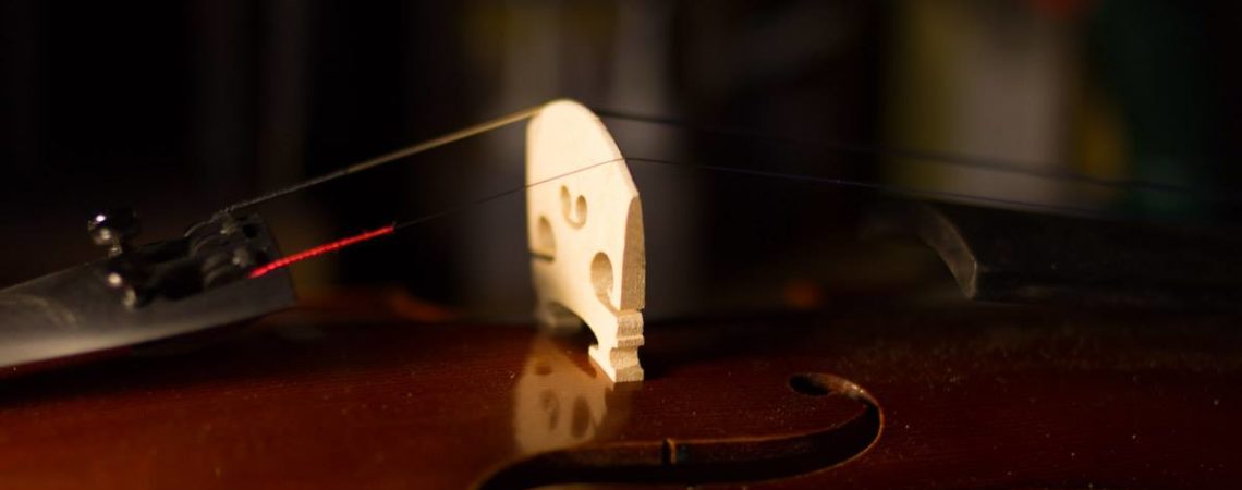 Le montage sur un violon d'étude est souvent grossier lorsque il sort de son atelier de fabrication, comme par exemple ce chevalet.