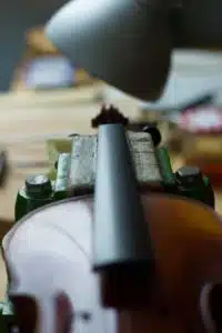Le montage sur les violons d'étude inclut le dressage et le polissage de la touche.