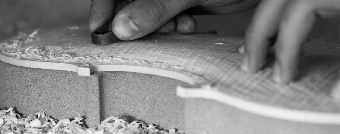 Comment le luthier sculpte le son de ses instruments