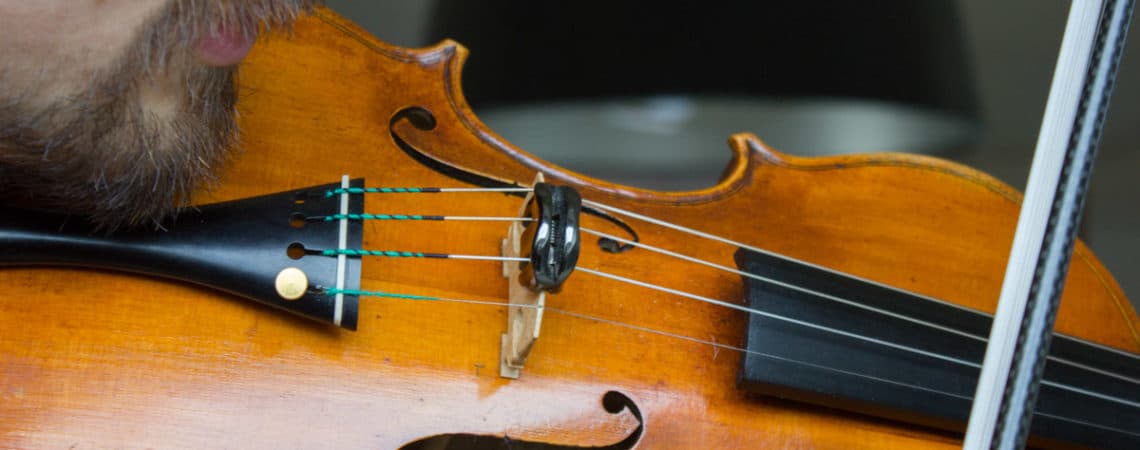 Utilisation d'une sourdine d'entrapinement WMute sur un violon