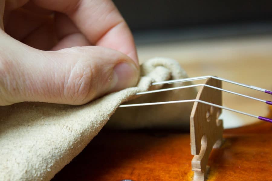 Un simple chiffon doux permet de nettoyer les cordes de son violon de manière efficace.