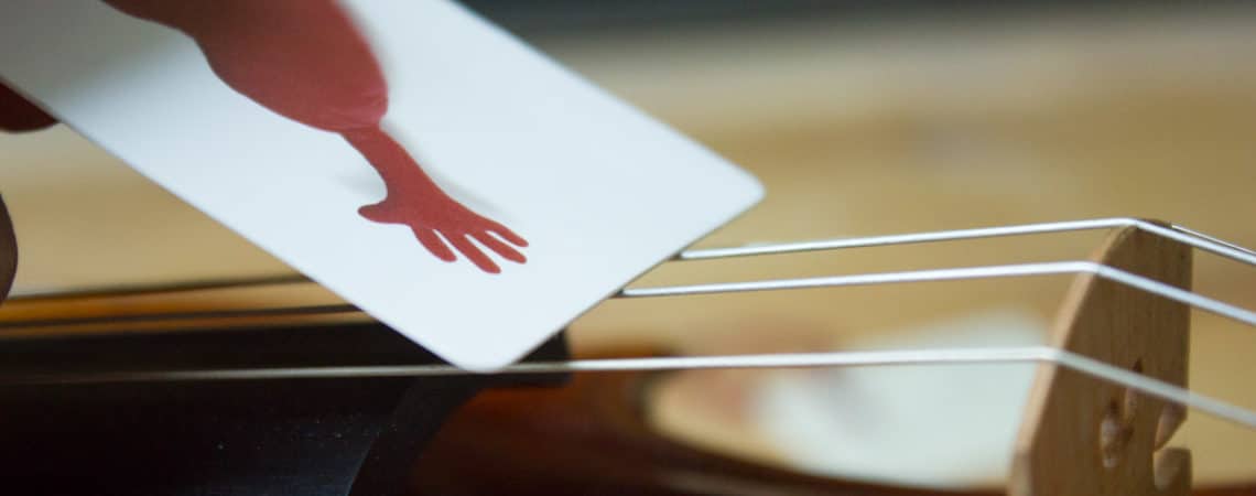 Comment nettoyer les cordes de son violon avec une carte en plastique