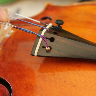 changer les cordes de son violon en introduisant ensuite la boule dans le cordier.