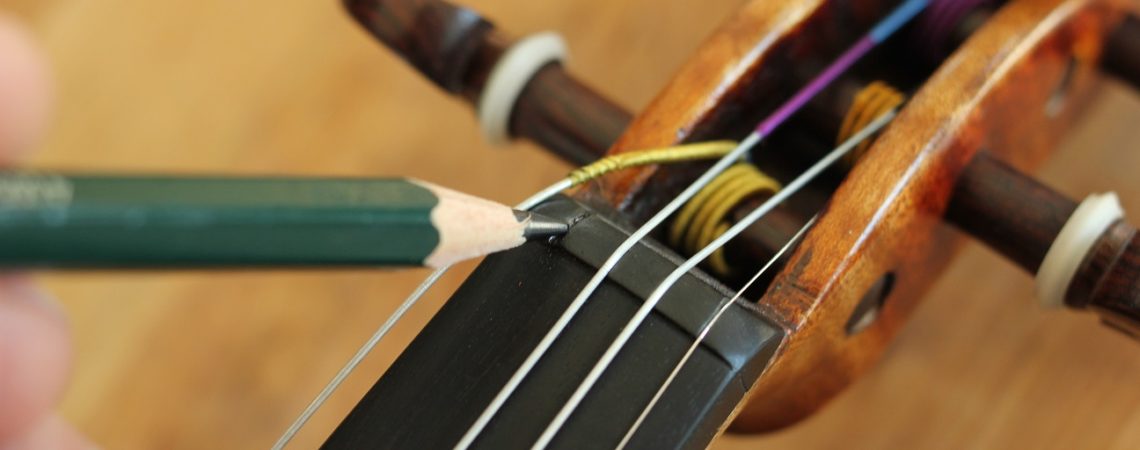 changer les cordes de son violon et en profiter pour lubrifier les passages de cordes