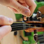 changer les cordes de son violon et serrer la corde