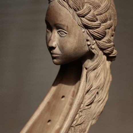 Détails sur la sculpture de la tête de la viole "Printemps" par Détails sur la sculpture de la tête de la viole "Printemps" par Elsa M Deluca..