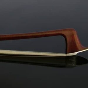 La tête d'un archet en carbone Coruss Deluxe pour violon