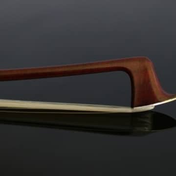 La tête d'un archet en carbone Coruss Deluxe pour violon