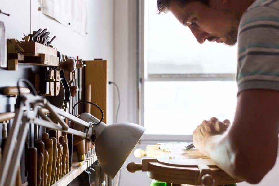 guillaume kessler luthier français sculpte les voûtes