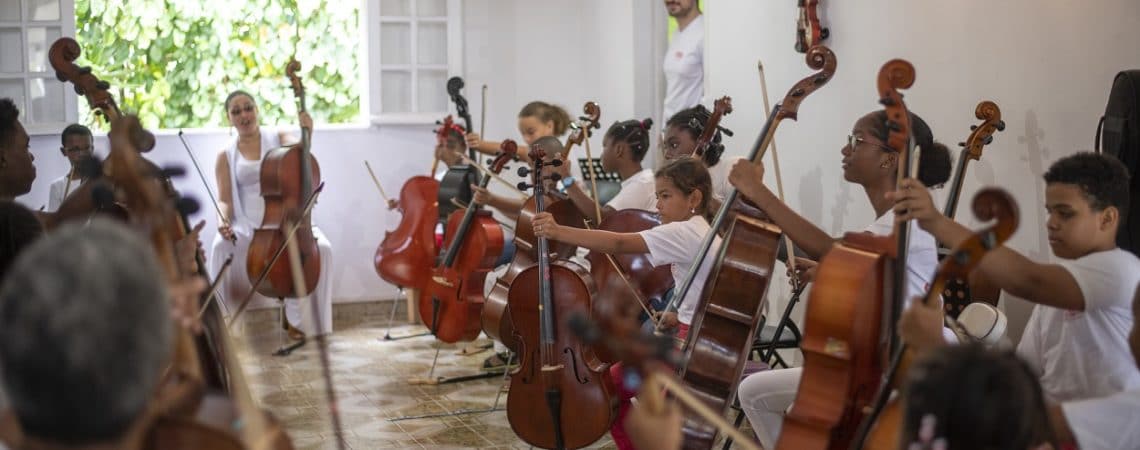 Un luthier en Guadeloupe à la corde de la