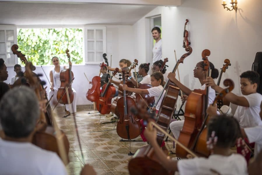 Un luthier en Guadeloupe à la corde de la