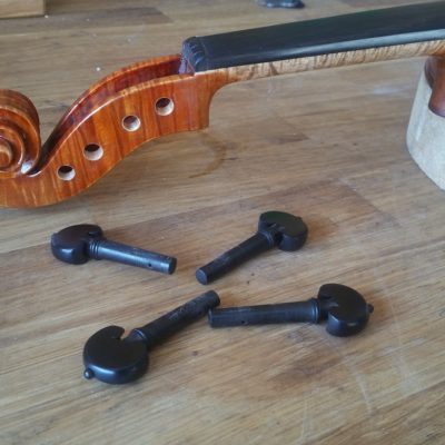 Comprendre le montage du bouton d'un violon Comprendre le montage des chevilles d'un violon