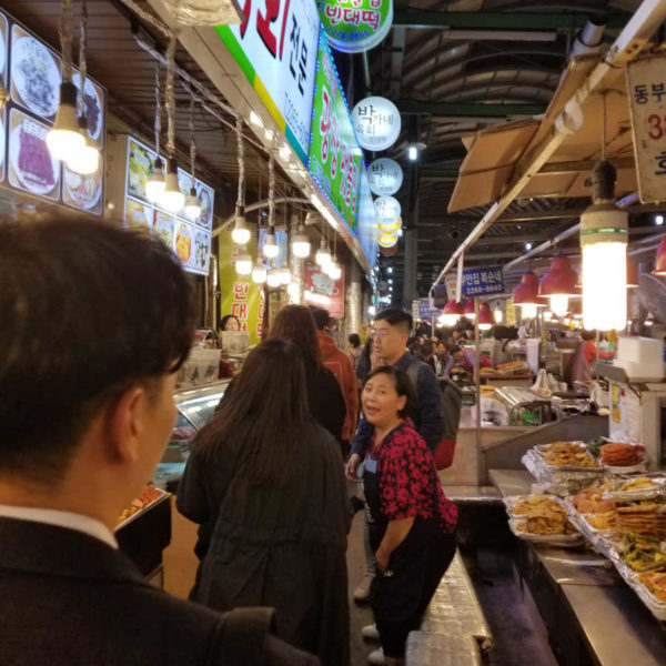 Un marché nocturne à Séoul.