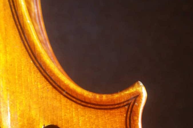 Un violon authentique, filet et coin suspect