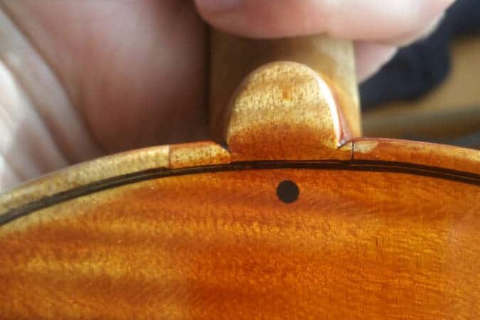 Un violon authentique, un talon réparé suspect