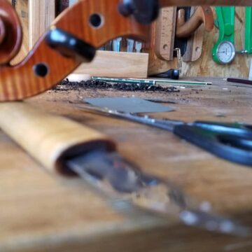 Les 12 outils indispensables dans l'atelier - LUTHIER DEBUTANT