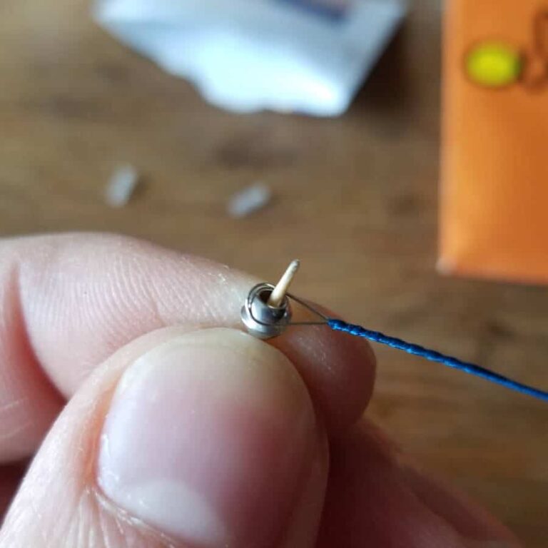 Installer une boule sur une corde à boucle