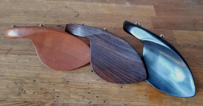 Les mentonnières dans différentes essences de bois