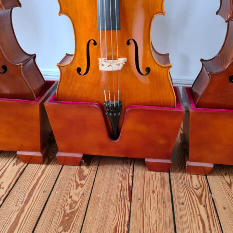 Support en bois pour violoncelle avec violoncelle