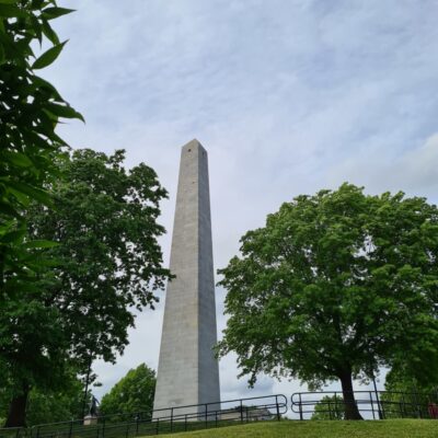 Le monument de Bunker Hill se dresse en haut de la colline.