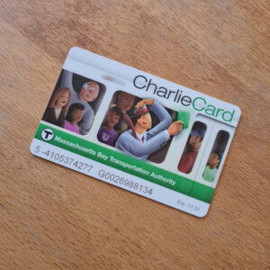 La Charlie Card permet de se déplacer dans toute la ville avec les bus et le métro.