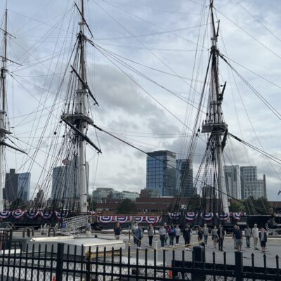 l'USS Constitution, baptisé par Georges Washington, est le plus vieux bateau militaire encore à flot.