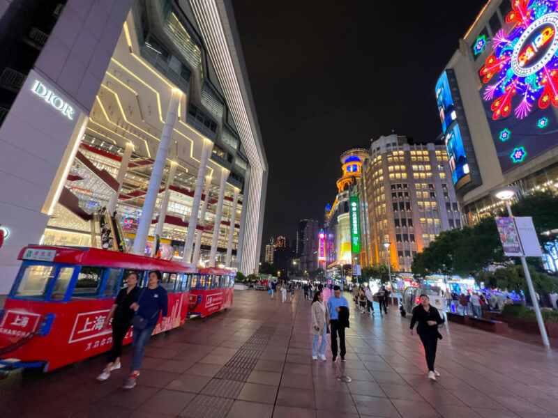 Un luthier en Chine visite le centre ville de Shanghai.