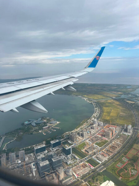 Un luthier en Chine arrive en avion