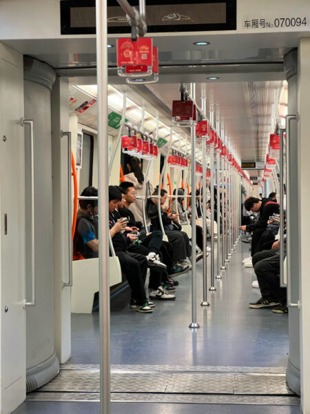 Un luthier en Chine se déplace en métro