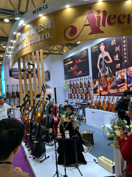 Un luthier en Chine visite Music China Shanghai
