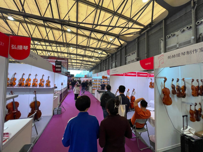 Un luthier en Chine visite Music China Shanghai