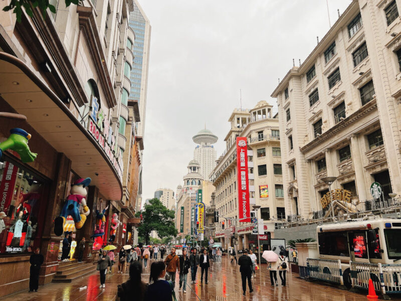 Un luthier en Chine visite les rues de Shanghai