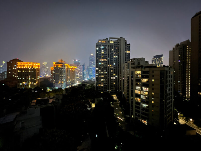 Un luthier en Chine admire la vue de nuit.