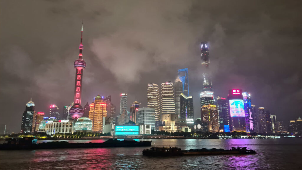 Un luthier en Chine visite le centre ville de Shanghai.